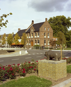 115204 Gezicht op het gemeentehuis (Dorp 182) te Benschop, met rechts op de voorgrond het beeld 'De Benschopse ...